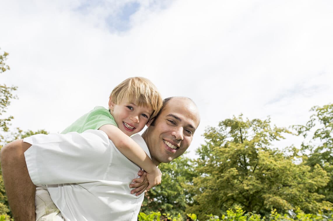 Vater mit Sohn.