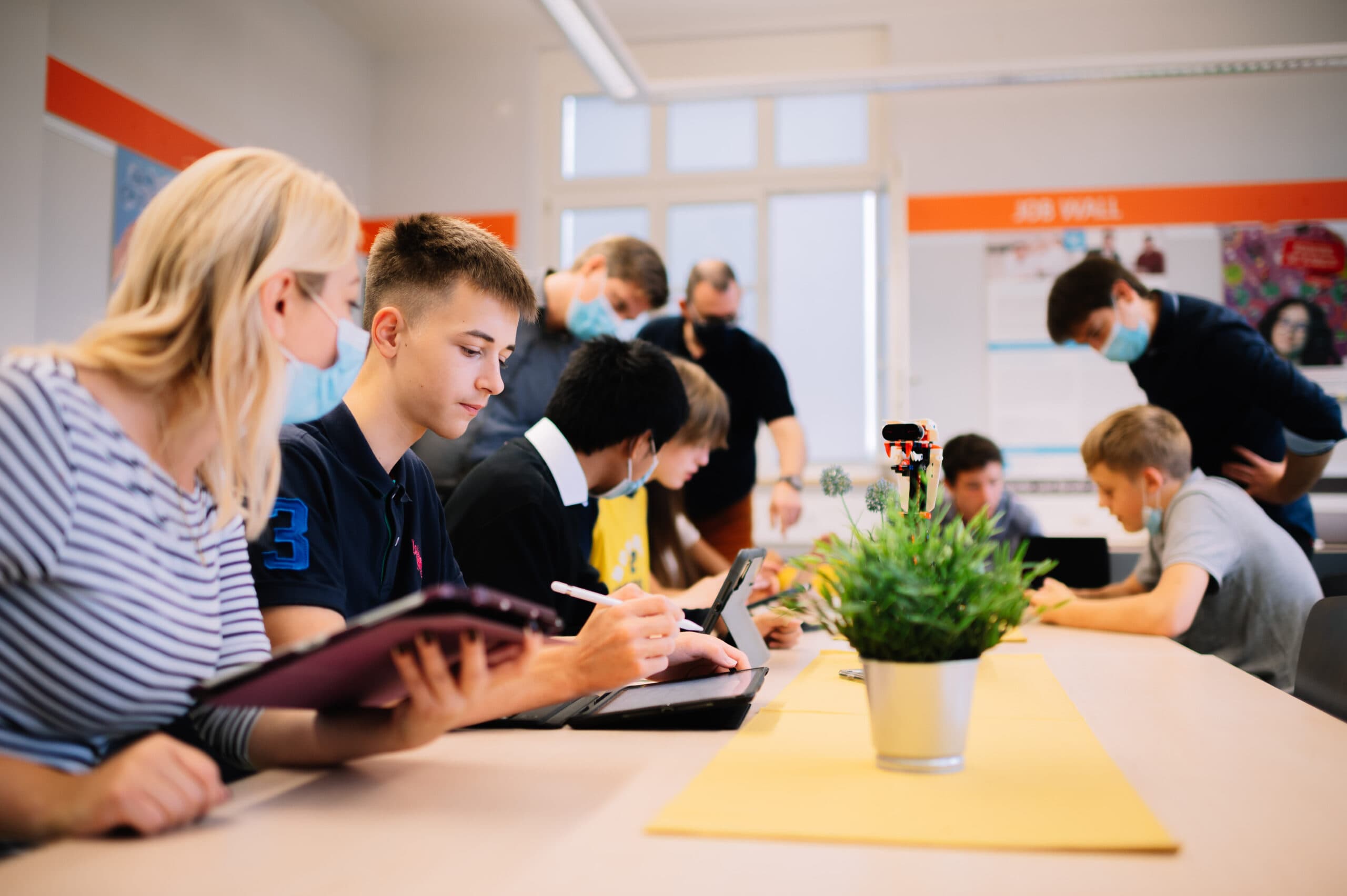 Kinder beim Lernen mit digitalen Geräten.