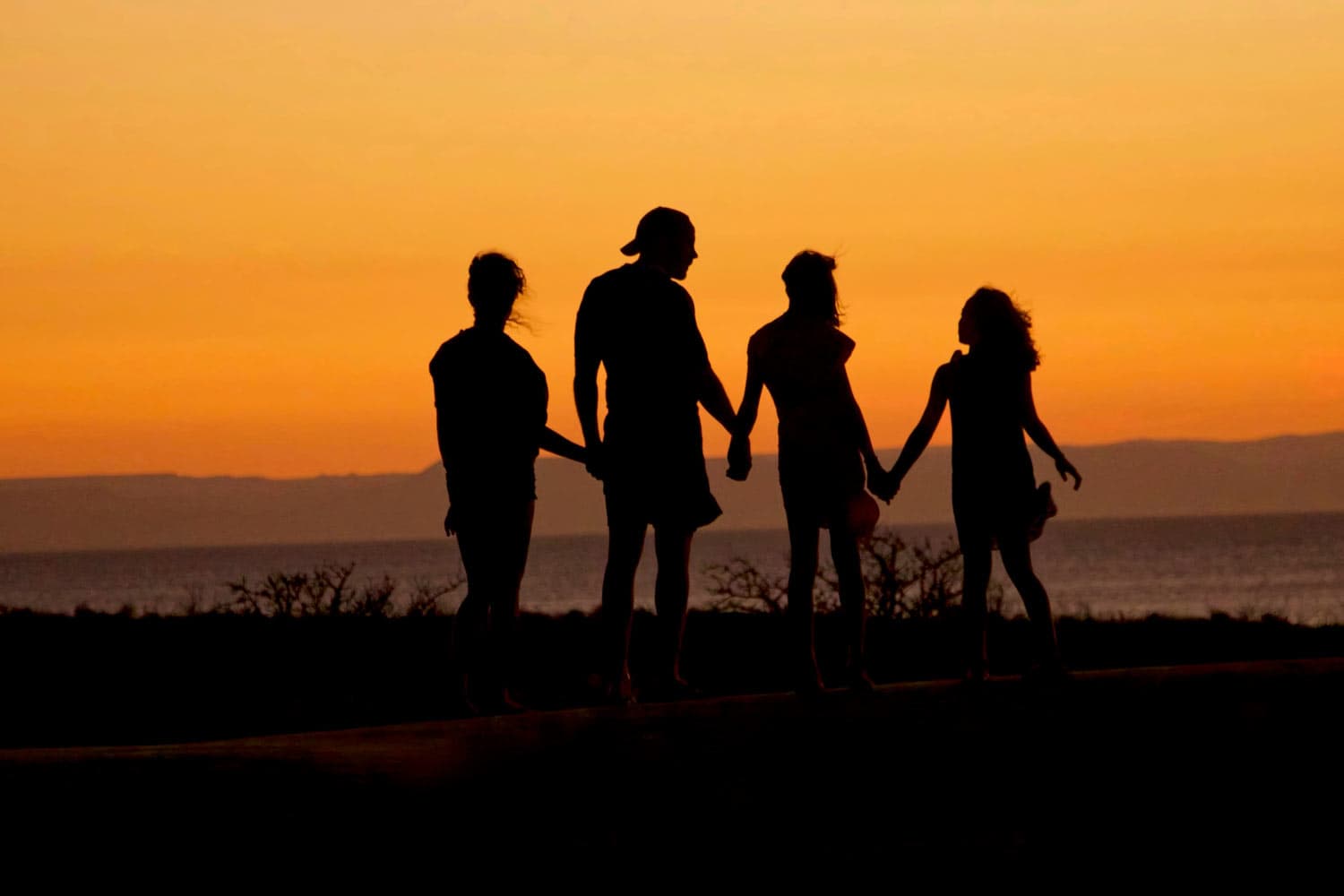 Familie bei Sonnenuntergang.