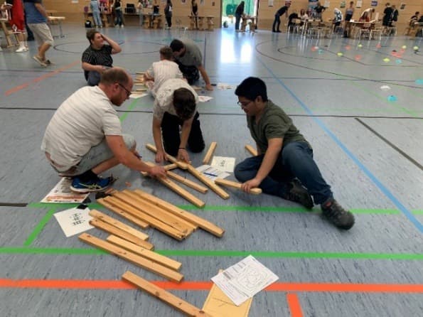 Schüler*innen am Übergang in den Beruf beim Berufeparcours in einer Realschule plus